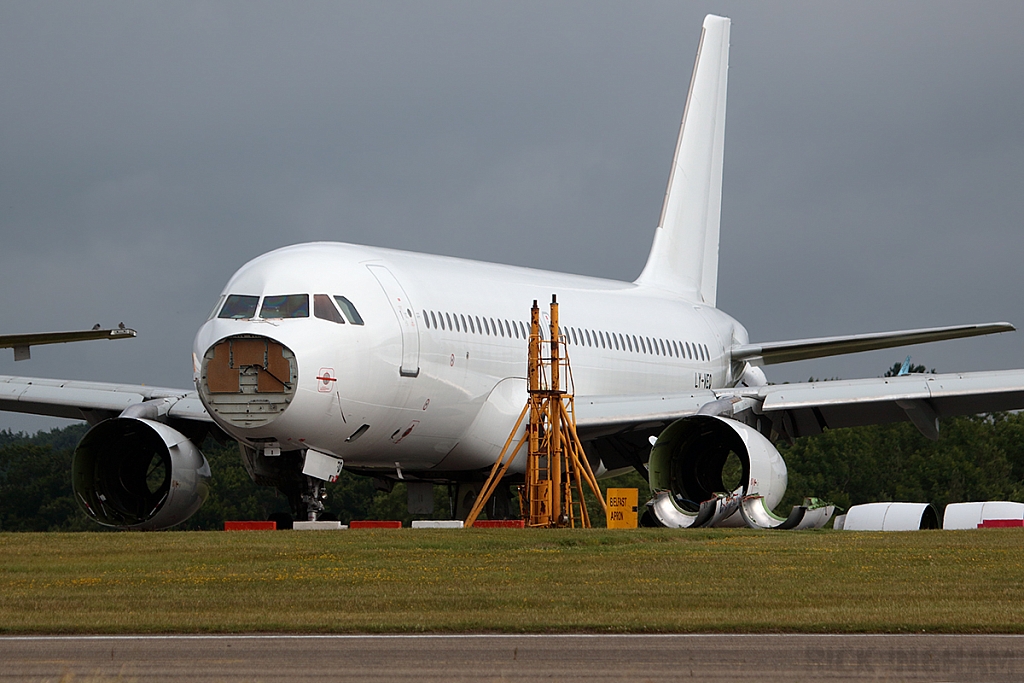 Airbus A320-232 - LY-VEQ - Avion Airways