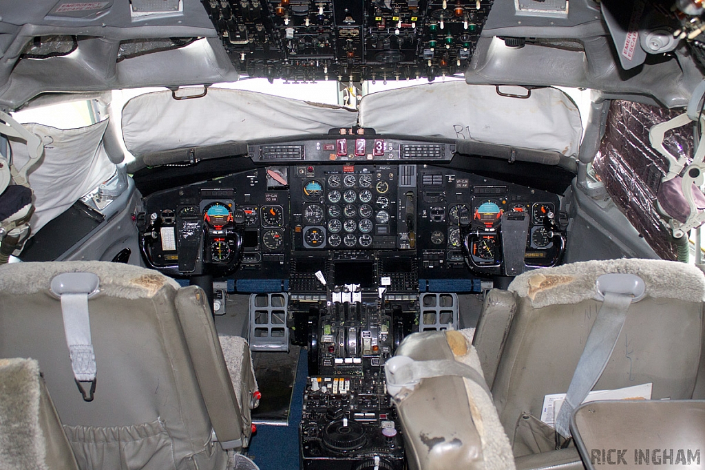 Cockpit of Boeing 727-076 - M-FAHD