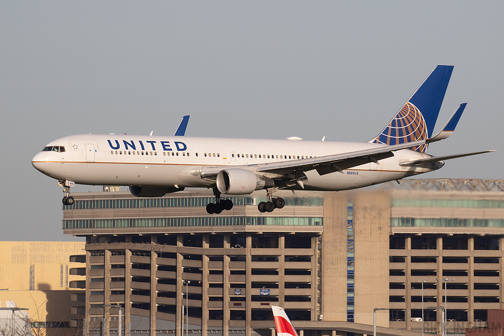 Boeing 767-3CBER - N684UA - United Airlines