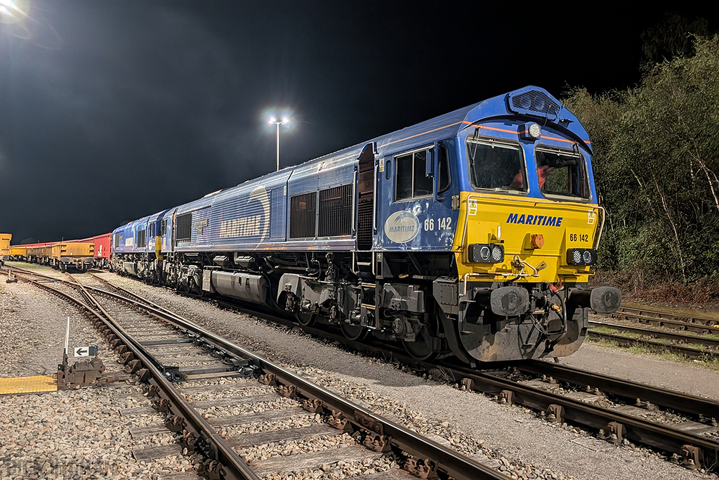 Class 66 - 66142 + 66005 - DB Cargo