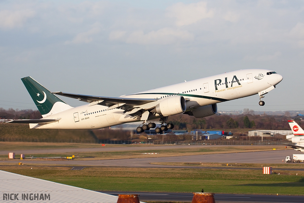 Boeing 777-240ER - AP-BHX - Pakistan International Airlines