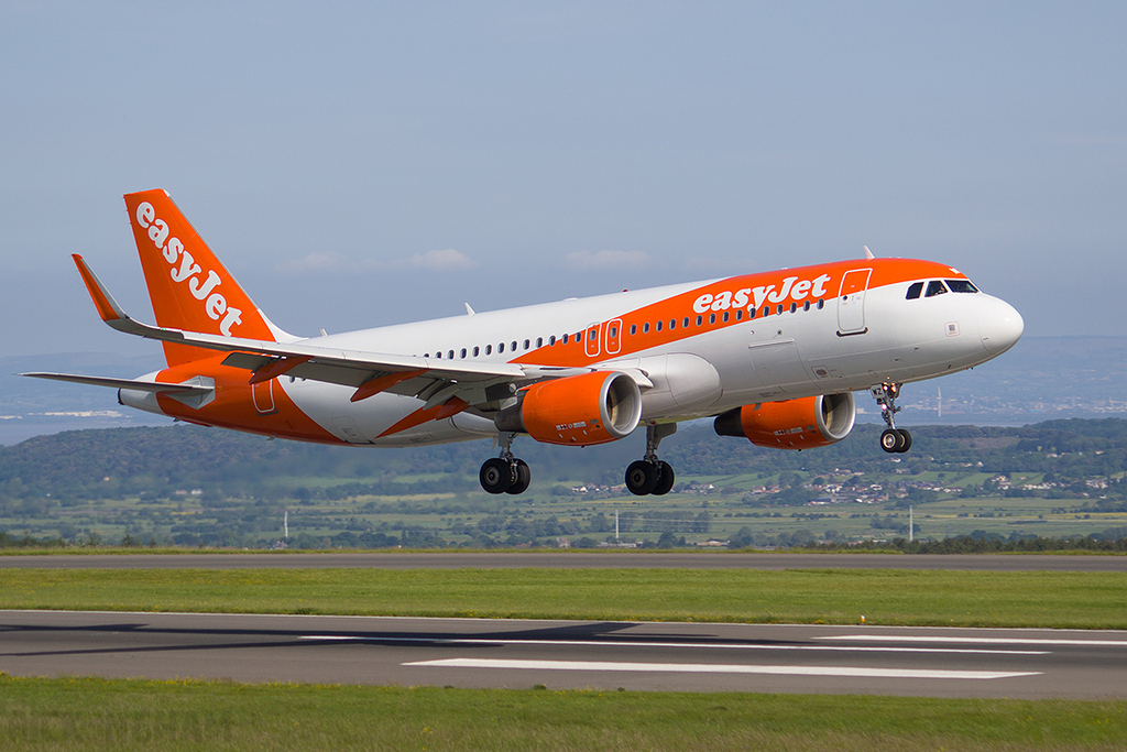 Airbus A320-214 - G-EZWZ - easyJet