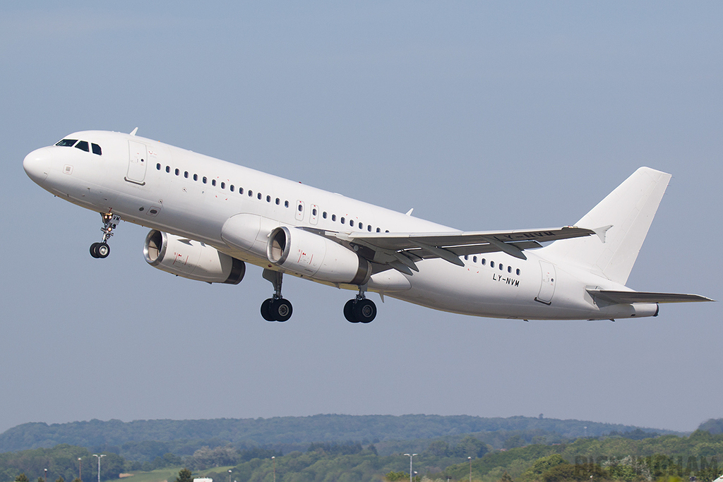 Airbus A320-232 - LY-NVM - Avion Express