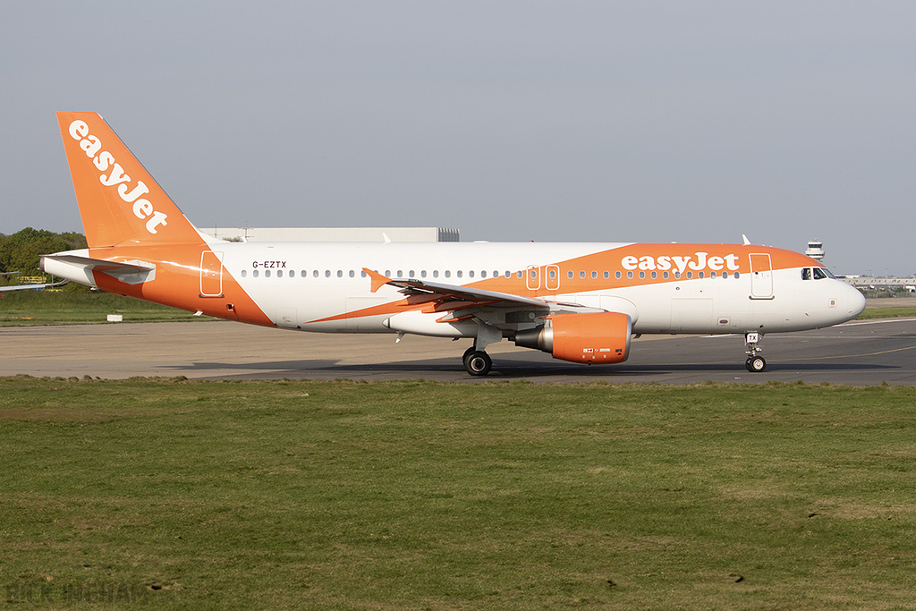 Airbus A320-214 - G-EZTX - easyJet