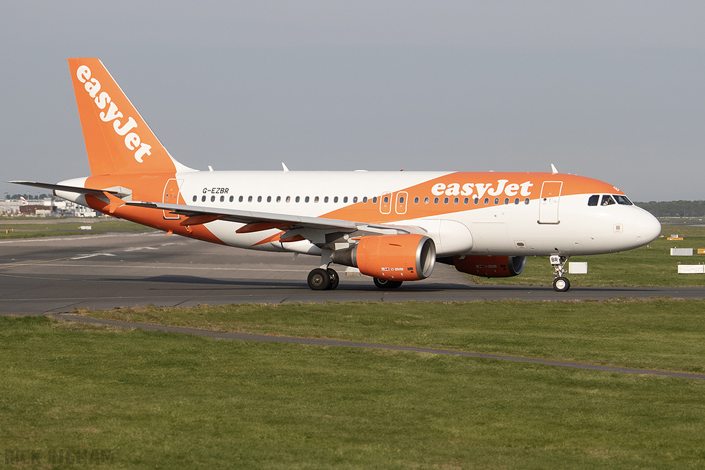 Airbus A319-111 - G-EZBR - easyJet