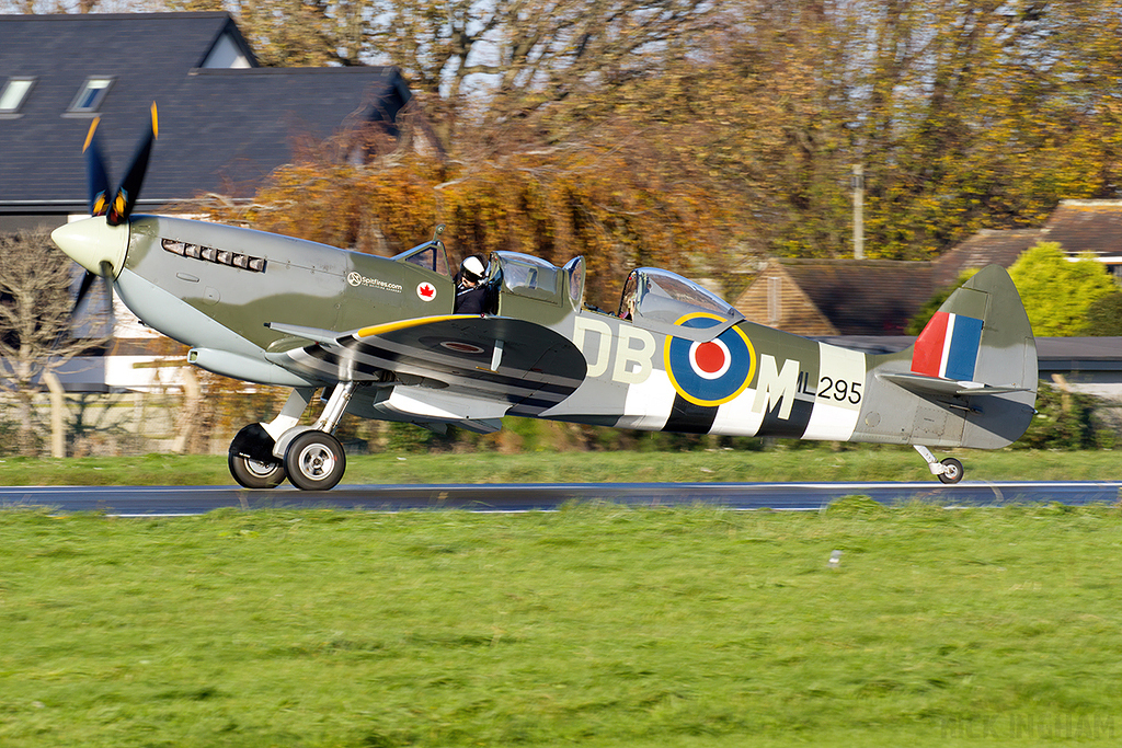 Supermarine Spitfire T9 - ML295 / G-CLXB - RAF