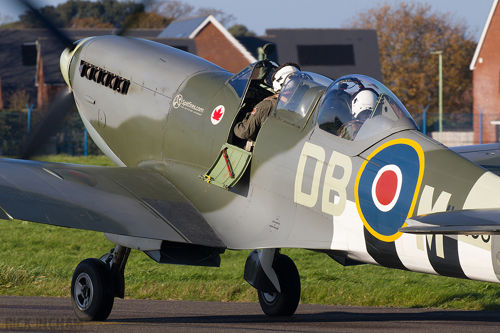 Supermarine Spitfire T9 - ML295 / G-CLXB - RAF