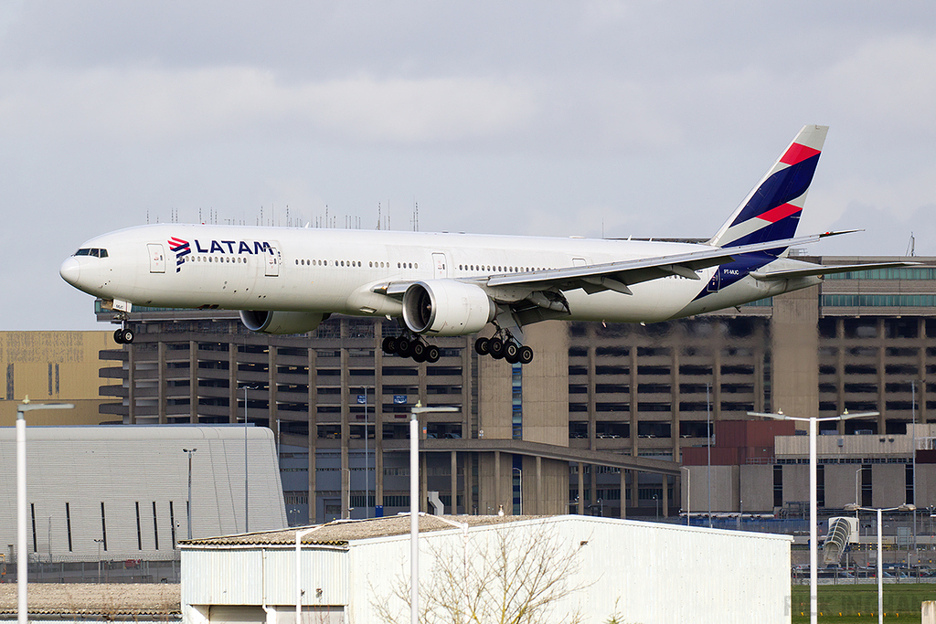 Boeing 777-32W(ER) - PT-MUC - LATAM Airlines