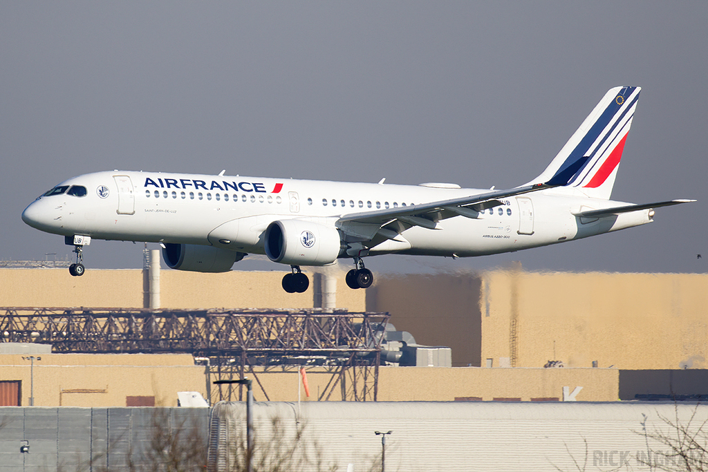 Airbus A220-300 - F-HZUB - Air France