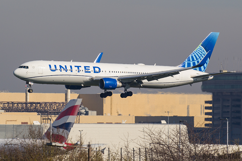 Boeing 767-322ER - N664UA - United Airlines