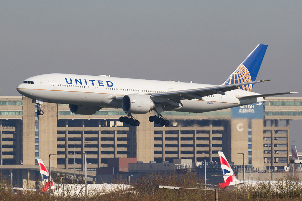 Boeing 777-224ER - N74007 - United Airlines