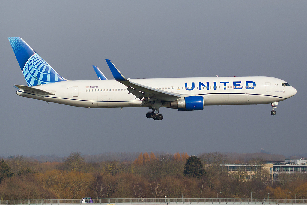 Boeing 767-322(ER) - N674UA - United Airlines