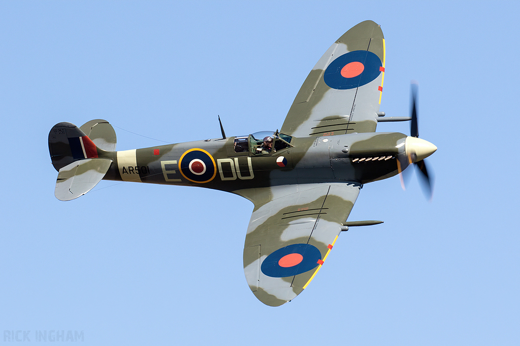 Supermarine Spitfire MK Vc - AR501 / G-AWII - RAF