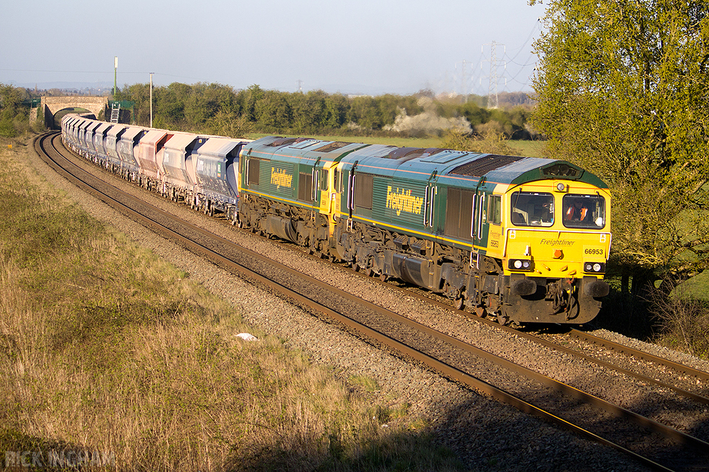 Class 66 - 66593 + 66556 - Freightliner