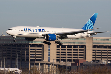 Boeing 777-224ER - N57016 - United Airlines