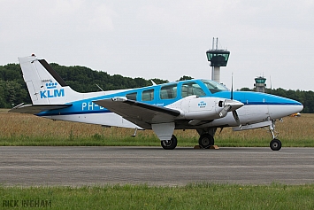 Beech 58 Baron - PH-BYA - KLM Luchtvaartschool